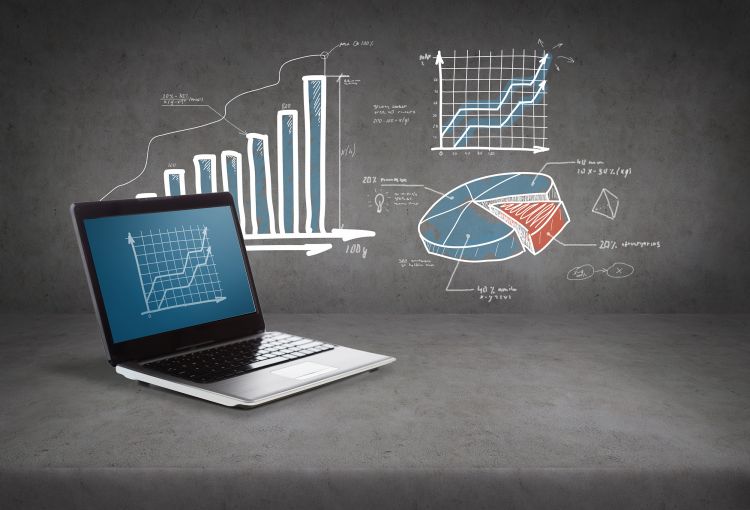 Laptop mit unterschiedlichen Statistiken