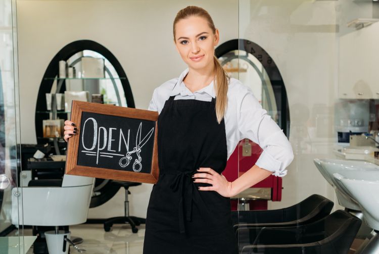 friseurin macht werbung schild marketing für friseurbetriebe ©depositphotos