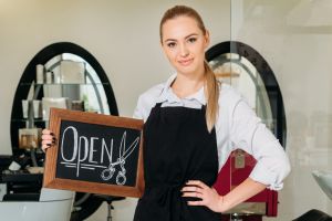 friseurin macht werbung schild marketing für friseurbetriebe ©depositphotos